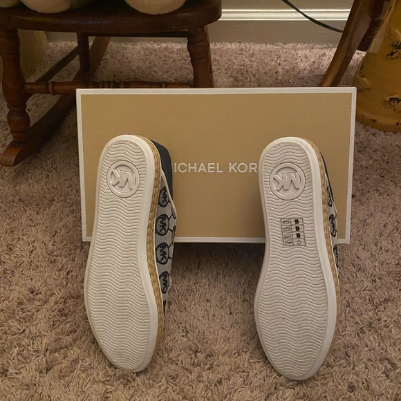 BRAND NEW with Box- MICHAEL KORS SHOES - Picture 3 of 7